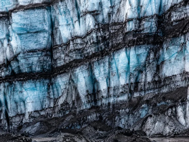 Strati di cenere vulcanica nera nel ghiaccio della grotta Katla