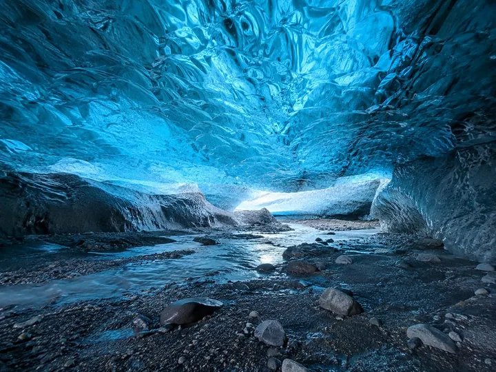 Interno blu brillante di una grotta di cristallo del Vatnajökull