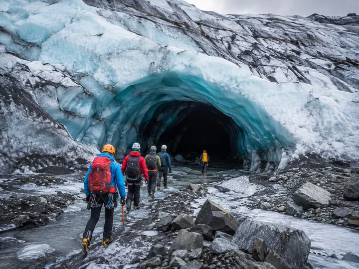 Ingresso della grotta sotto la volta di ghiaccio del ghiacciaio
