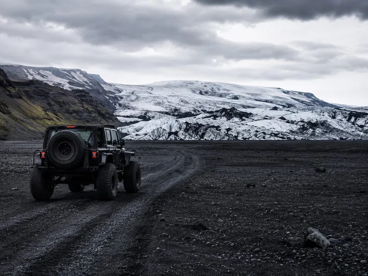 Super jeep che attraversa il ghiacciaio con le guide